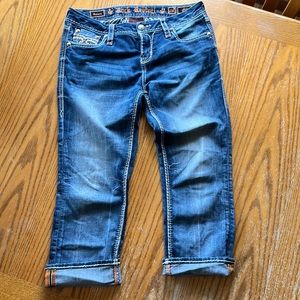 Women’s Buckle Rock Revival Delara Capris Mid rise-curvy. Size 28